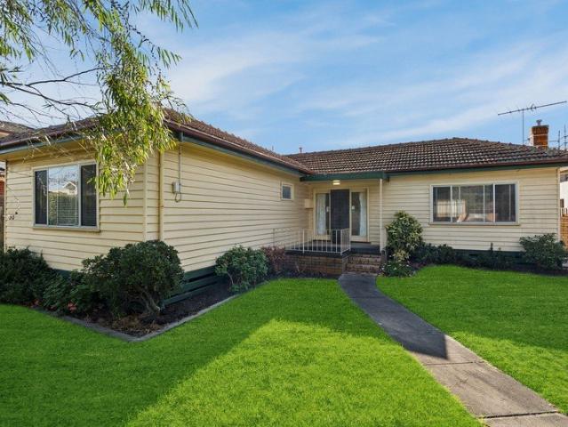 Endless Possibilities on a Rare 871m² Allotment STCA