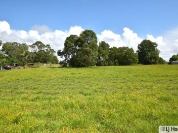 Endless Potential â 8430mÂ² Approx Flat Block in Peaceful Tully Heads