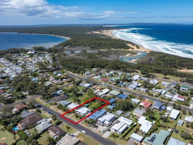 Endless Potential minutes walk to Swan Lake and Cudmirrah Beach. !