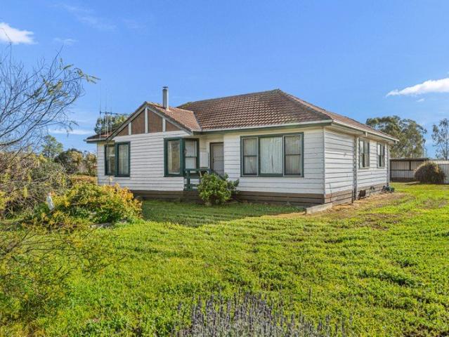 ENDLESS POTENTIAL ON 4.5ACRES ON THE EDGE OF TOWN!