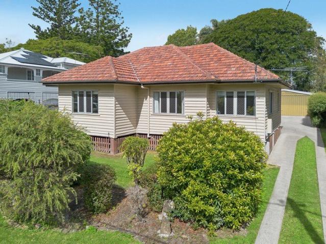 ENDLESS POTENTIAL ON A GENEROUS NORTH FACING BLOCK