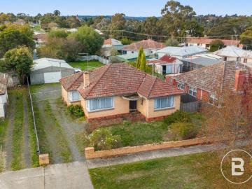 ENDLESS POTENTIAL ON A HUGE 1055M² approx. ALLOTMENT
