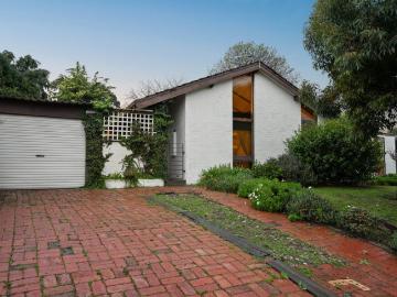 Endless Potential on a Spacious 892m² Block A Renovator's Dream in a Quiet Cul de Sac