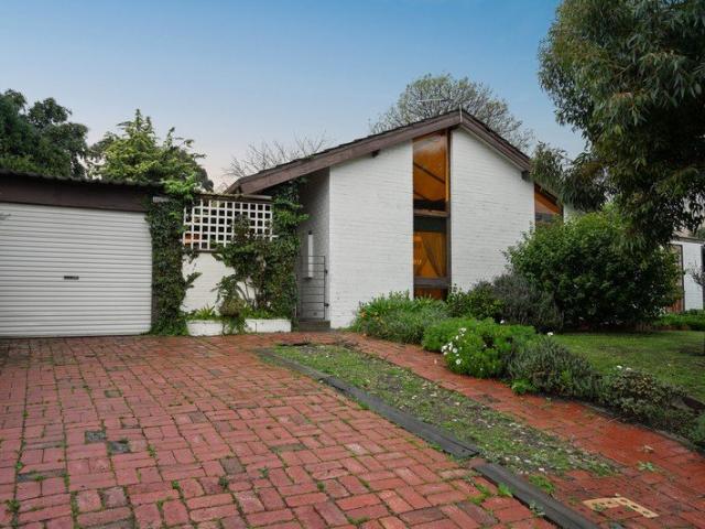 Endless Potential on a Spacious 892m² Block A Renovator's Dream in a Quiet Cul de Sac