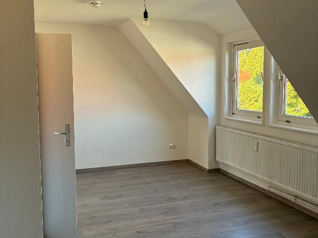 Endlich raus aus dem Elternhaus frisch renovierte 2 Zimmer Dachgeschosswohnung