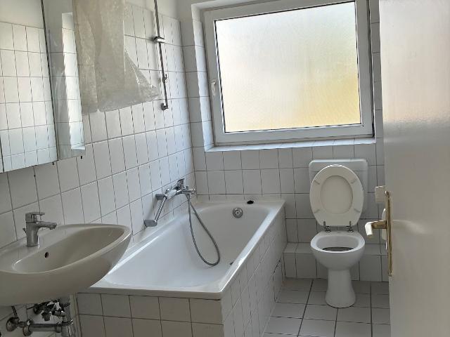 Endlich raus aus dem Elternhaus Wohnung mit Einbauküche!