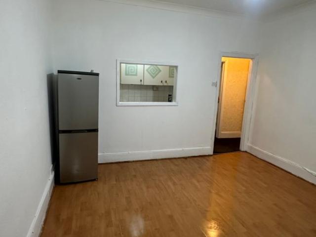 Endsleigh Gardens, Ilford IG1, 2 bed flat to rent, £1,500 pcm | PrimeLocation