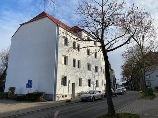 Energetisch kernsanierte 2,5 Zimmer Wohnung mit Balkon im EG