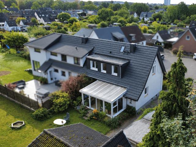 Energetisch sanierte Doppelhaushälfte auf 1.063 m² Grund mit 170 m² Wohn und Nutzfläche in Reinbek