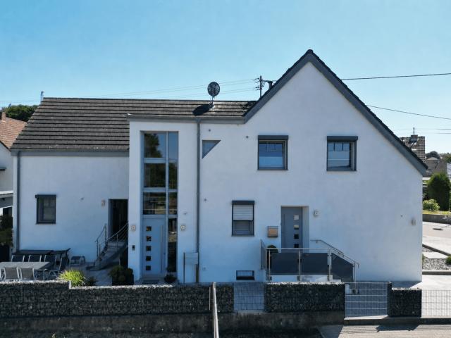 Energie effizientes Einfamilienhaus mit Einliegerwohnung, großem Garten und Gartenhaus