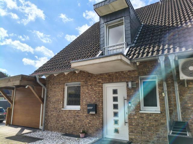 Energieeffizient + Bezugsfertig+ Provisionsfrei gehobene Doppelhaushälfte mit Garten und Garage