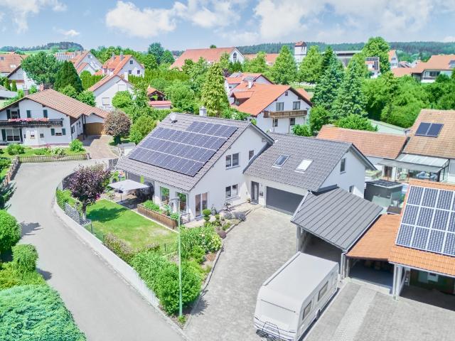 Energieeffizienzklasse A und zukunftssicher. Modernes KfW 70 Familienhaus mit Wärmepumpe
