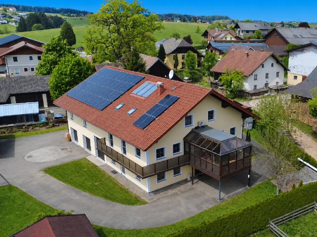 Energieeffizient Wohnen & Wellness & Gewerbe – Top umgebautes Bauernhaus mit XL Platzangebot