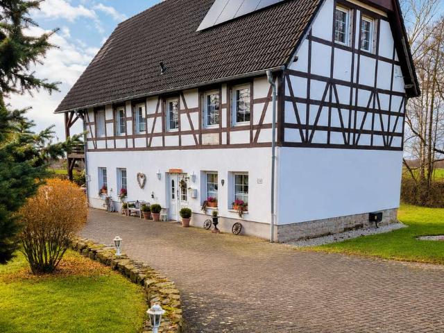 Energieeffizientes Einfamilienhaus mit Garten Wärmepumpe Solar Mehrfamilienhaus Mehrgenerationenhaus