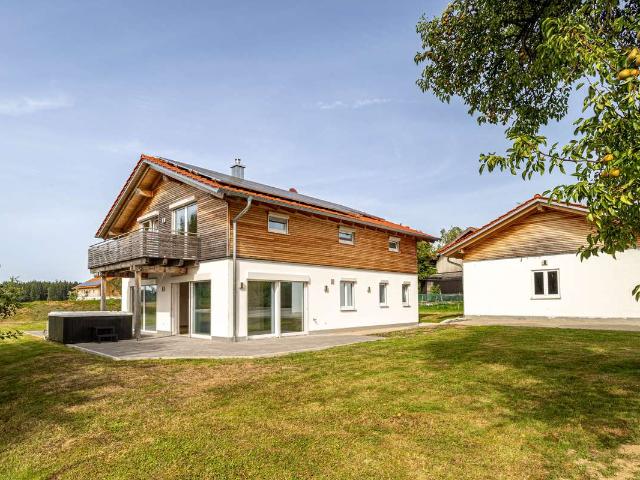 Energieeffizientes Einfamilienhaus mit hochwertiger Ausstattung und XXL Garage