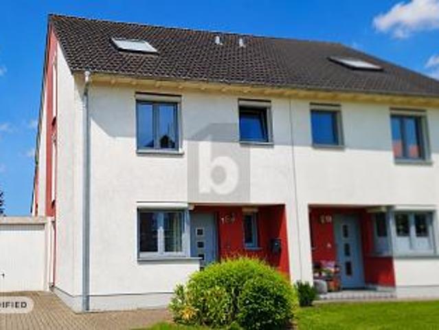 ENERGIEEFFIZIENTES FAMILIENHAUS MIT GARAGE