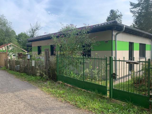 Energiesparender Bungalow mit PV Anlage und Nebengebäude, 105 qm