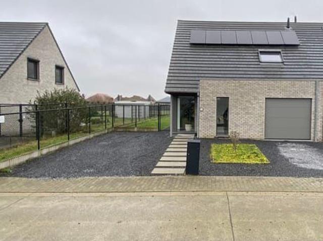 Energiezuinige woning in residentiële wijk te Denderwindeke