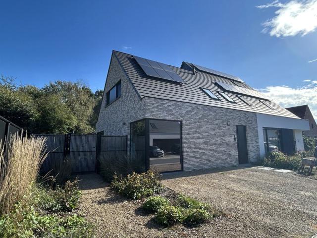 ENERGIEZUINIGE WONING MET 3 SLAAPKAMERS EN MOOI AANGELEGDE T