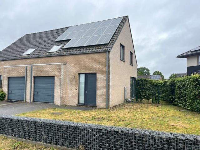 Energiezuinige halfopen woning met 3 slaapkamers, garage.