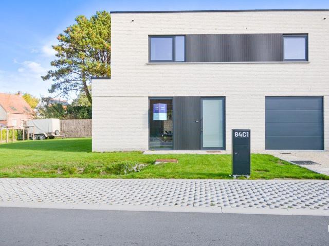 Energiezuinige recente half open bebouwing met tuin en ga.