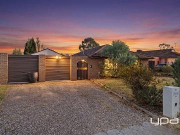 Melton West, Victoria - Equipped kitchen