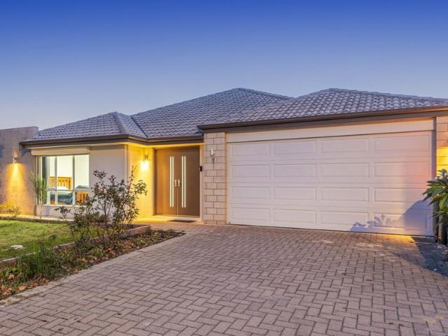 ENERGY EFFICIENT FAMILY LIVING IN EMERALD PARK â SOLAR, SHUTTERS & SPACE !