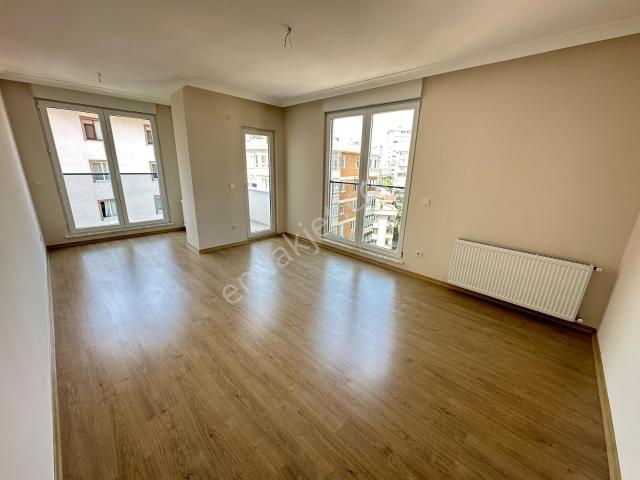 Şenesenevler 'de Minibüs'e,metroya Yakın 75m² Net Balkonlu 2+1