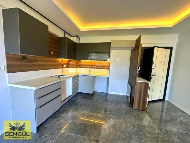 Şengül Gayrimenkul'den Havuzlu Sitede1+1 Lüks Kiralık Daire