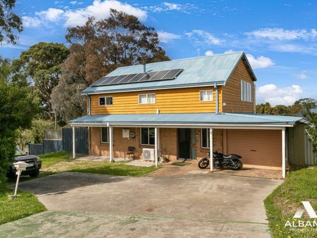 ENGAGING HOME, SUPERB LOT & PRIME LOCATION