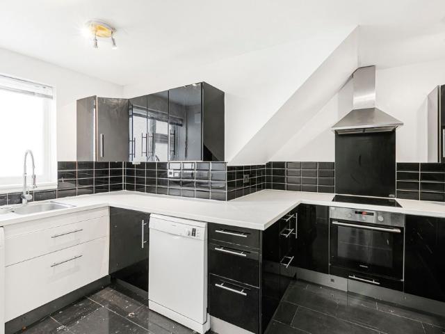 Engadine Close, Croydon CR0, 2 bed maisonette to rent, £1,800 pcm | PrimeLocation