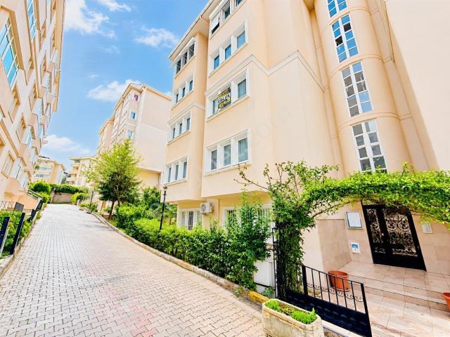 Çengelköy Ata 2 Sitesi Çıkışa Yakın 145 M² Köşe Daire