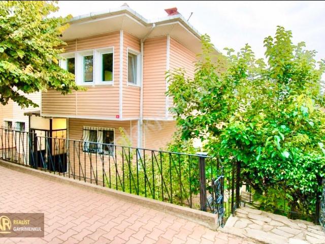 Çengelköy Ata 2 Sitesinde 300 M2 Kiralık Triplex Villa