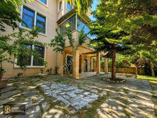 Çengelköy Ata 2 Sitesinde Geniş Bahçeli 300 M² 4+2 Kiralık Villa