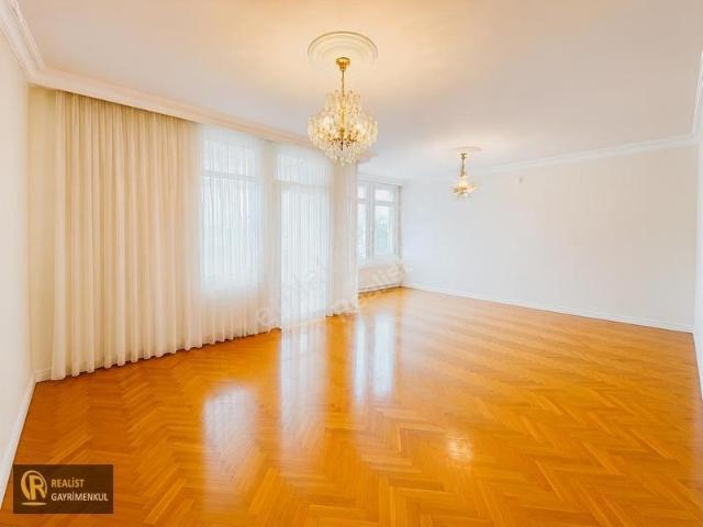 Çengelköy Ata 2 Sitesi'nde Çıkış Kapısına Yakın 3+1 120m² Daire