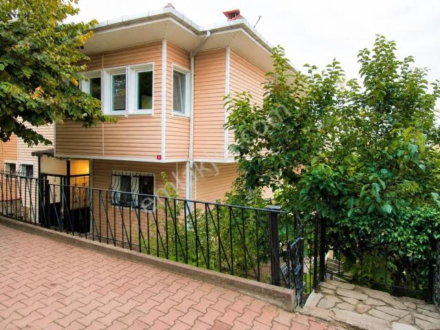Çengelköy Ata 2 Sitesinde İyi Konumlu 300 M² Triplex Villa