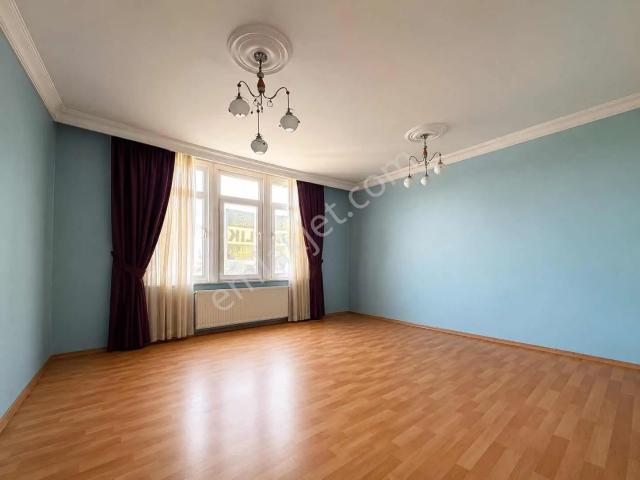Çengelköy Ata 2 Sitesinde Önü Açık Keyifl 2+1 Daire