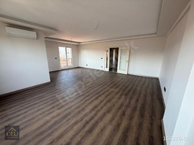 ÇENGELKÖY KÜÇÜKSU DA FIRSAT 5+2 300 M2 OTOPARK SATILIK DAİRE