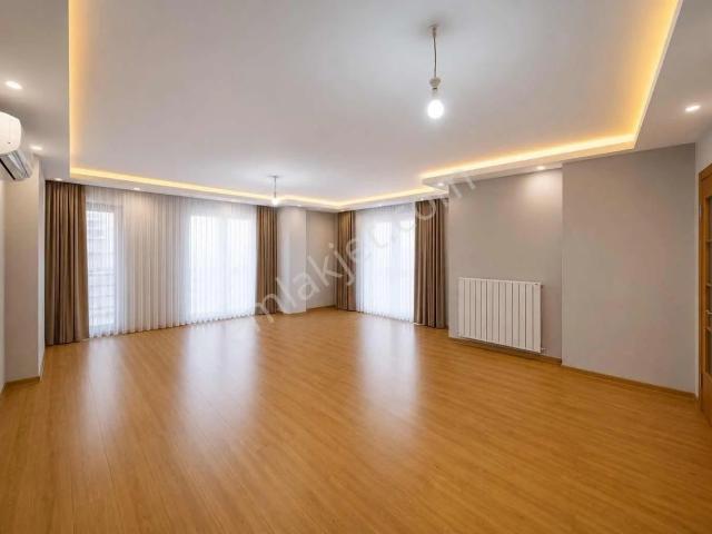 Çengelköy'de Büyük 3+1 Daireler'den 187m Satılık Daire