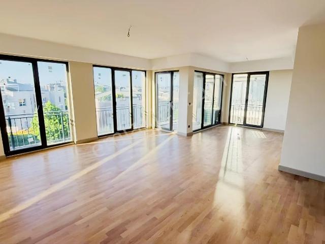 Çengelköy'de Panaromik Boğaz Manzaralı Prestijli Kiralık 5+2