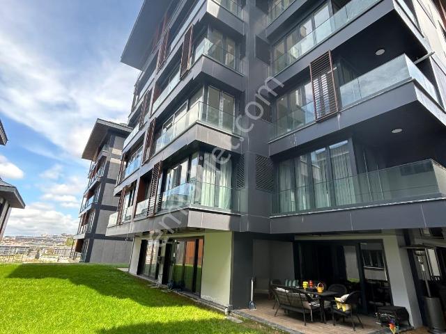 Çengelköy'de Site İçinde Kısmi Manzaralı 4+1 Kiralık Daire