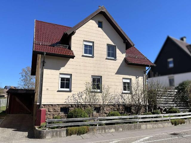 Engelsbrand: Kleines, gepflegtes Wohnhaus mit herrlichem Freisitz