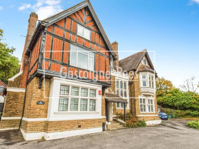 Englemount West, Guildford, GU2 2 bed flat to rent £1,750 pcm £404 pw