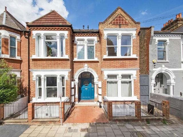 Englewood Road, London SW12 2 bed flat to rent £2,800 pcm £646 pw
