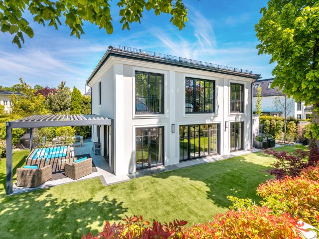 Englisch inspirierte, neuwertige Villa von 2019, in nobelster Grünwalder Lage