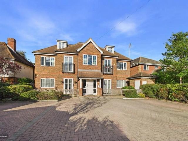 English Court, 415 Reading Road. 2 bed flat to rent £1,500 pcm £346 pw