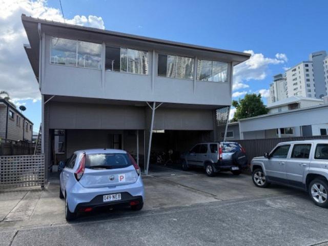 Enjoy the Burleigh Heads Lifestyle Walk to the Beach