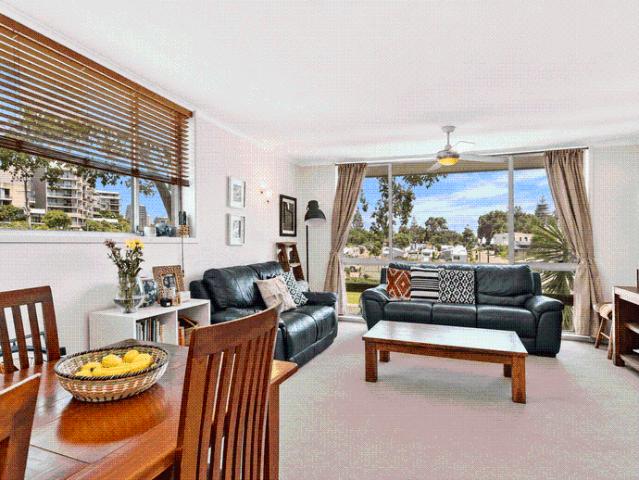 Enjoy the Burleigh Lifestyle – Walk to the Beach