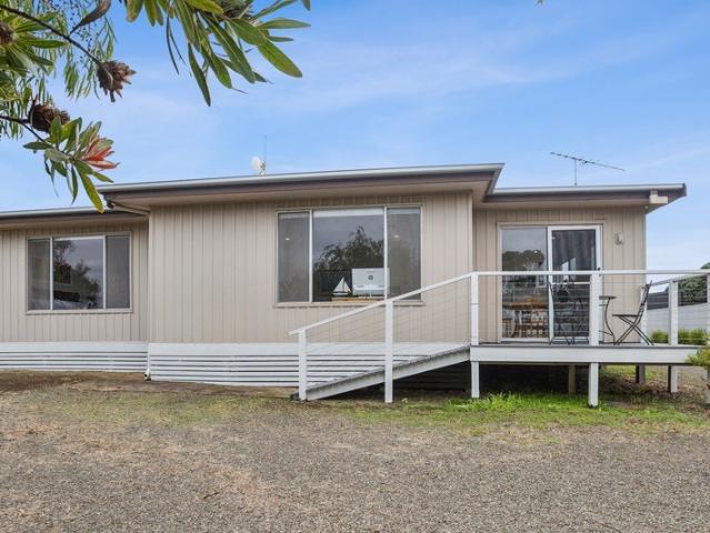 Enjoy the Good Life Space, Views & Quiet Kingscote Living