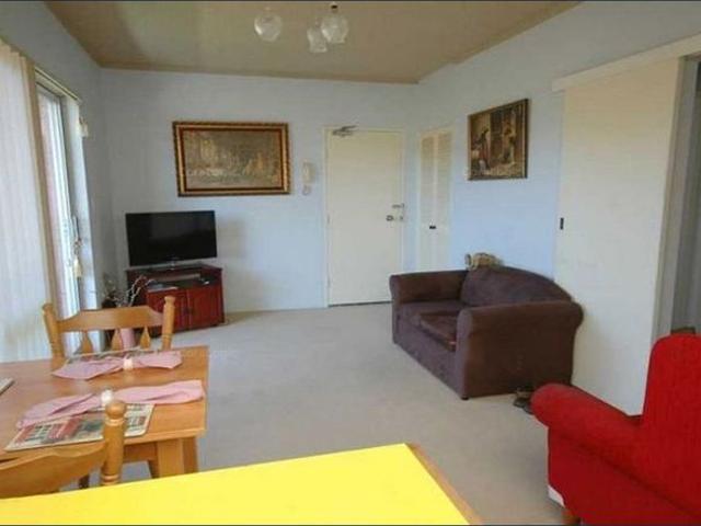 Enjoy the Lifestyle – 2 Bedroom Apartment Close to Town